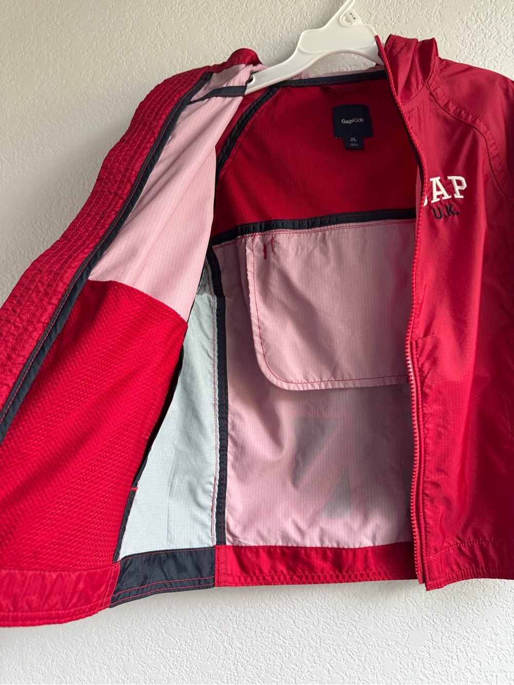 Gap Kids Red Windbreaker Jacket UK Flag Hooded XS (4-5) Lightweight - Picture 10 of 17